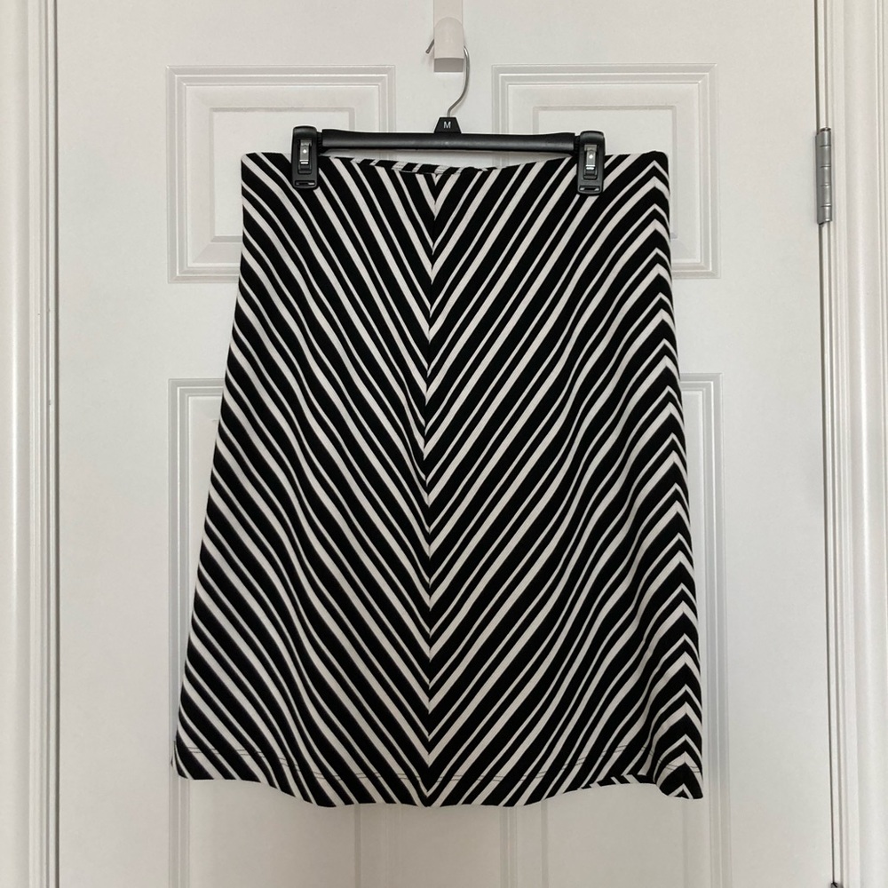 NWT Liz Claiborne Black and White Striped Skirt